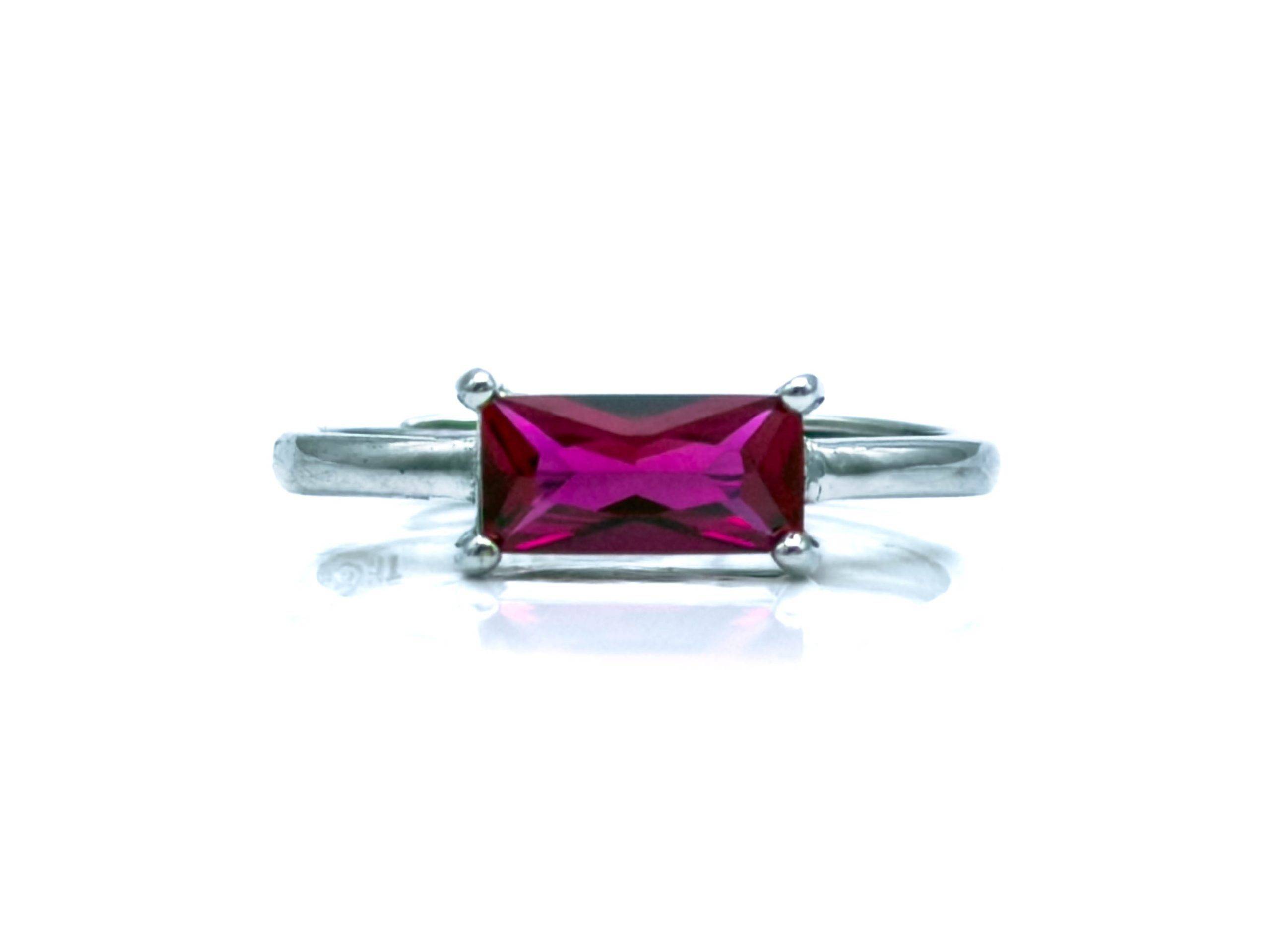 Anello pietra fucsia argento